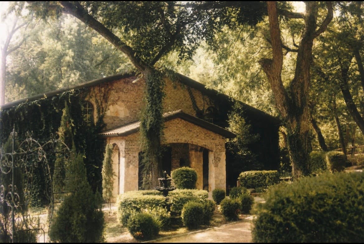 The chapel in Waxahachie, Texas, covered in ivy beneath old trees